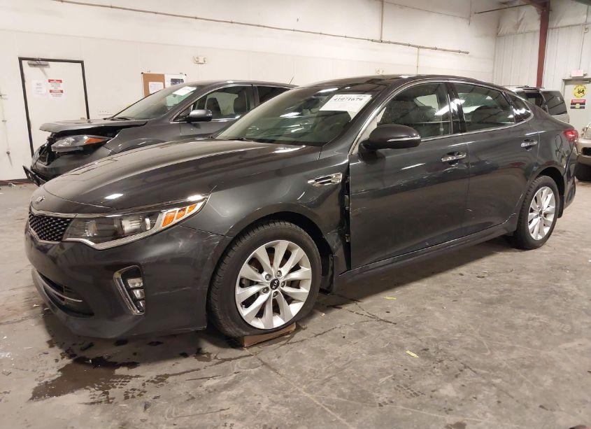 Photo 2 of 2018 Kia Optima S (VIN 5XXGT4L33JG190184)