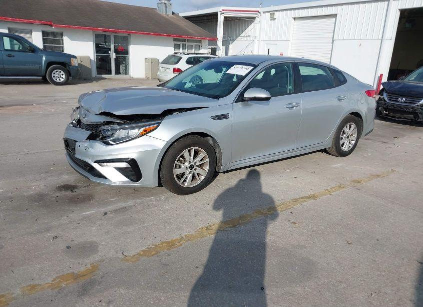 Photo 2 of 2019 Kia Optima LX (VIN 5XXGT4L33KG282851)