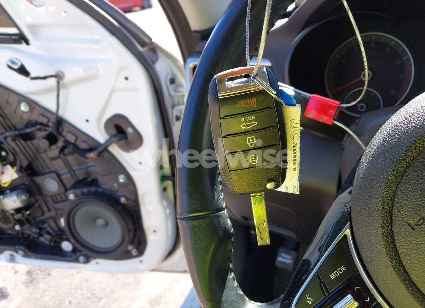 Photo 11 of 2019 Kia Optima LX (VIN 5XXGT4L33KG300572)