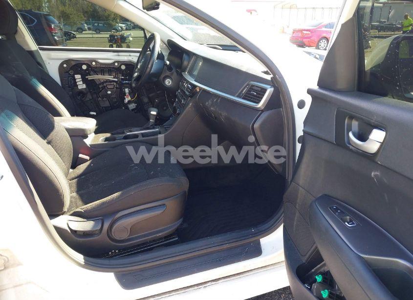 Photo 5 of 2019 Kia Optima LX (VIN 5XXGT4L33KG300572)