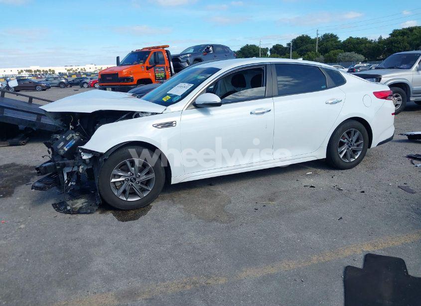 Photo 2 of 2020 Kia Optima LX (VIN 5XXGT4L33LG439702)