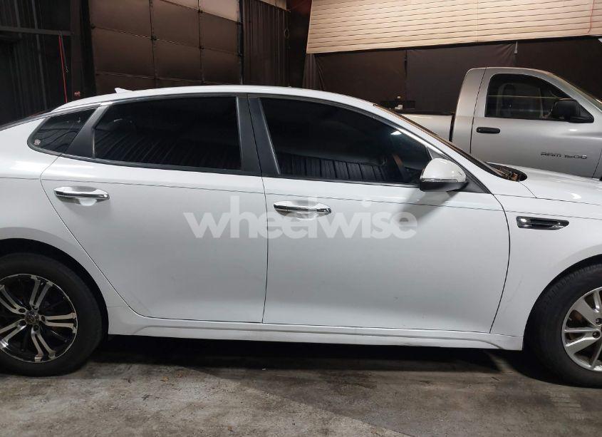 Photo 13 of 2016 Kia Optima LX (VIN 5XXGT4L34GG114823)