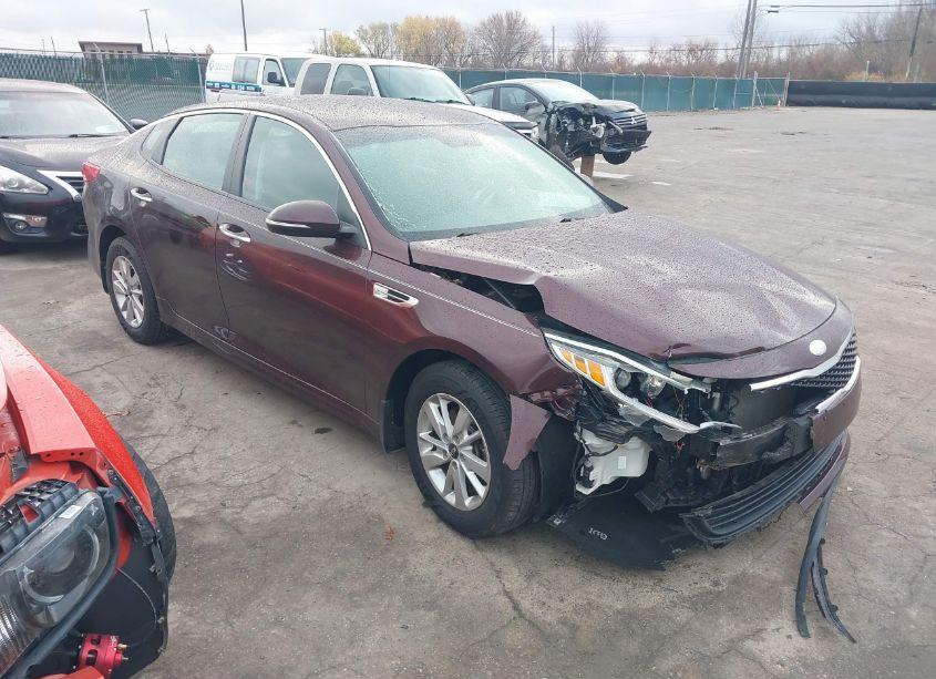 2017 Kia Optima LX (VIN 5XXGT4L34HG131025) main photo