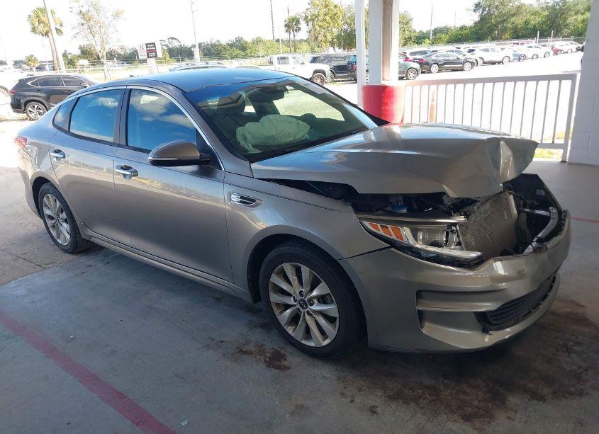 2018 Kia Optima LX (VIN 5XXGT4L34JG251557) main photo