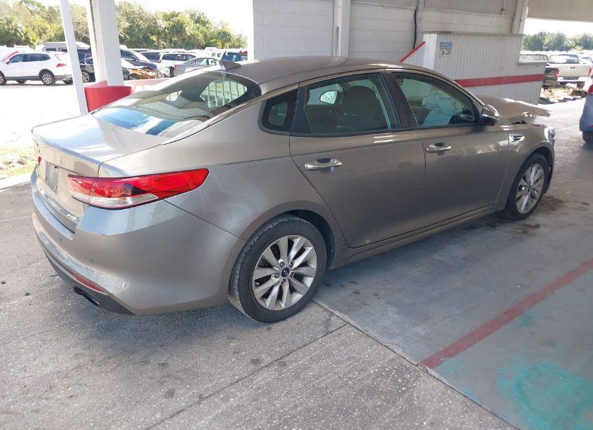 Photo 4 of 2018 Kia Optima LX (VIN 5XXGT4L34JG251557)