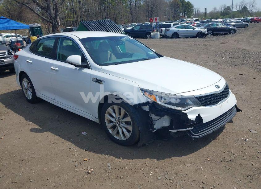 2017 Kia Optima LX (VIN 5XXGT4L35HG123998) main photo