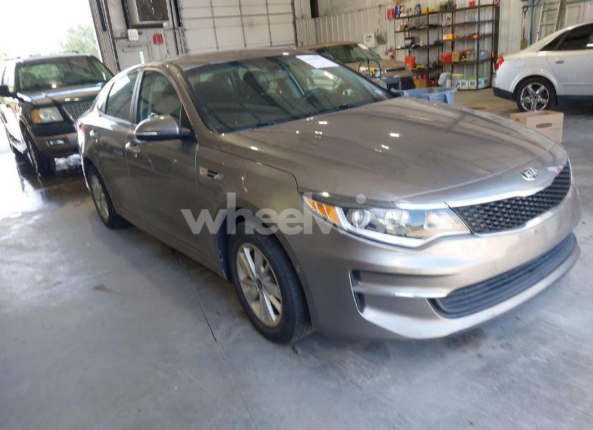 2018 Kia Optima LX (VIN 5XXGT4L35JG209561) main photo