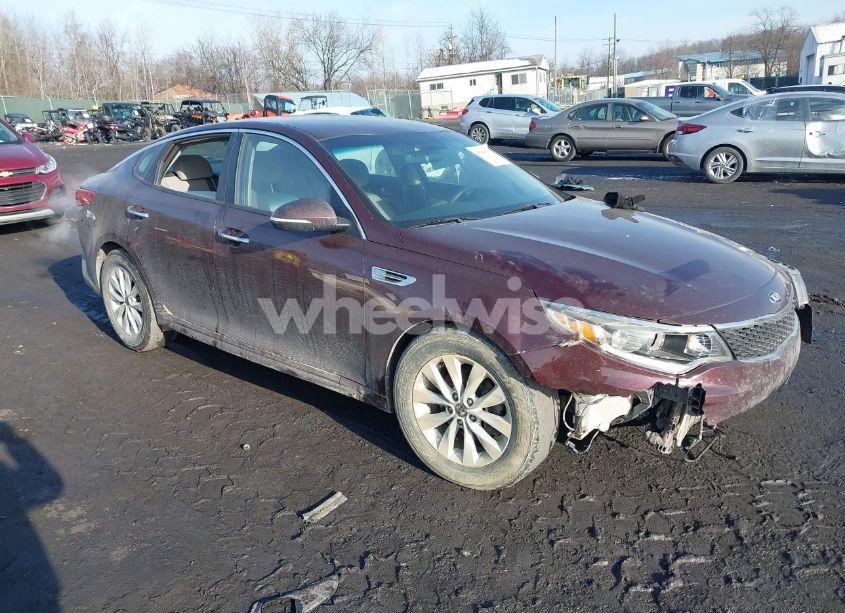 2018 Kia Optima LX (VIN 5XXGT4L35JG256363) main photo