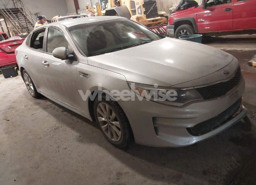 2018 Kia Optima LX (VIN 5XXGT4L35JG263409) main photo
