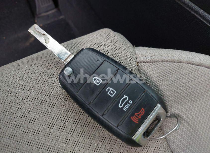 Photo 11 of 2016 Kia Optima LX (VIN 5XXGT4L36GG121370)