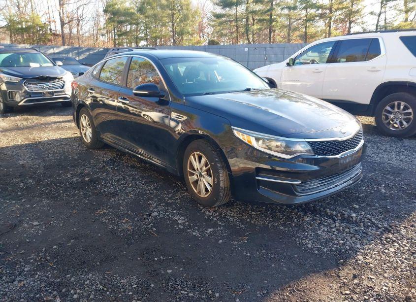 2017 Kia Optima LX (VIN 5XXGT4L36HG157075) main photo