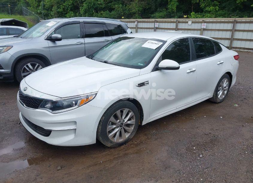 Photo 2 of 2018 Kia Optima LX (VIN 5XXGT4L36JG265878)