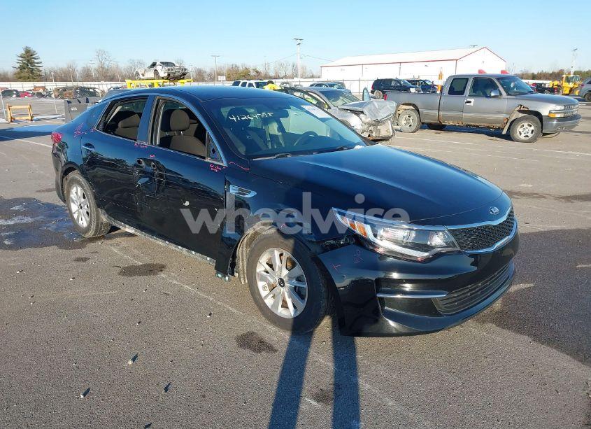 2017 Kia Optima LX (VIN 5XXGT4L37HG152824) main photo