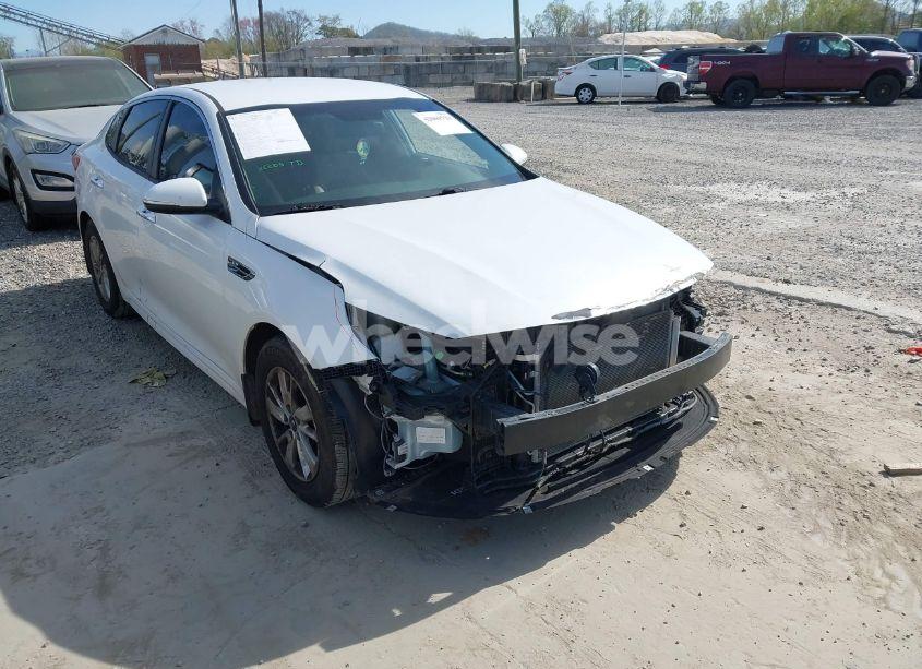 2017 Kia Optima LX (VIN 5XXGT4L37HG160566) main photo