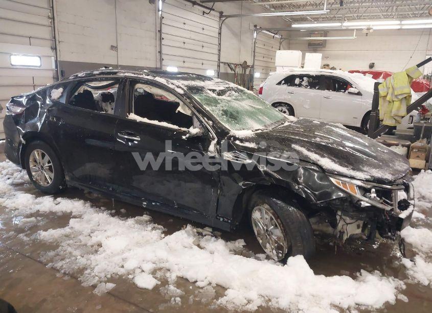 2018 Kia Optima LX (VIN 5XXGT4L37JG218438) main photo