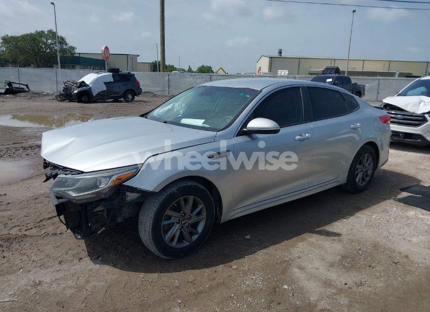 Photo 2 of 2019 Kia Optima LX (VIN 5XXGT4L37KG281329)