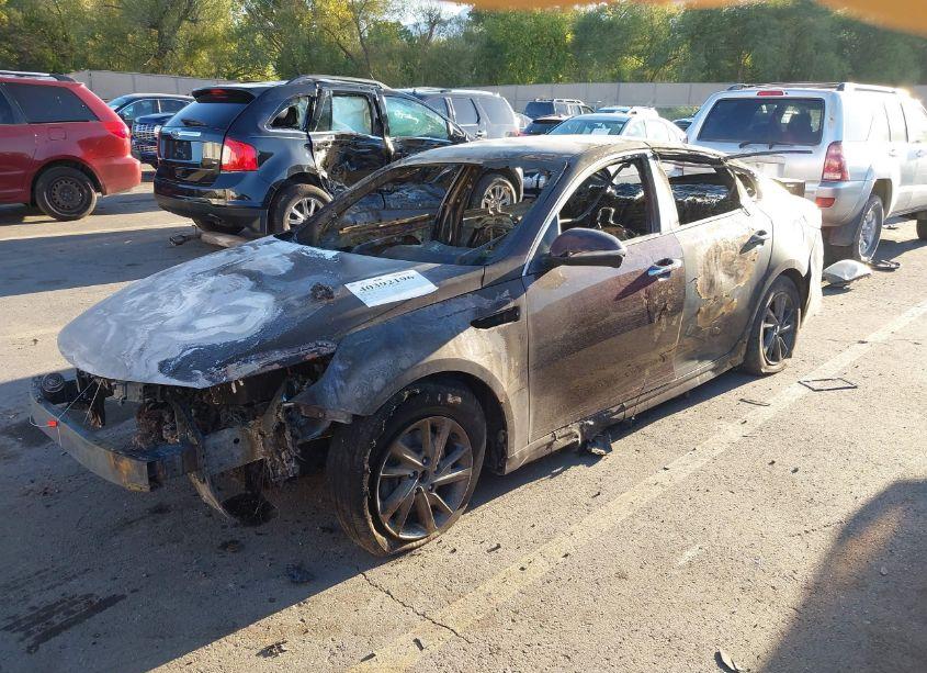 Photo 2 of 2019 Kia Optima LX (VIN 5XXGT4L37KG330903)