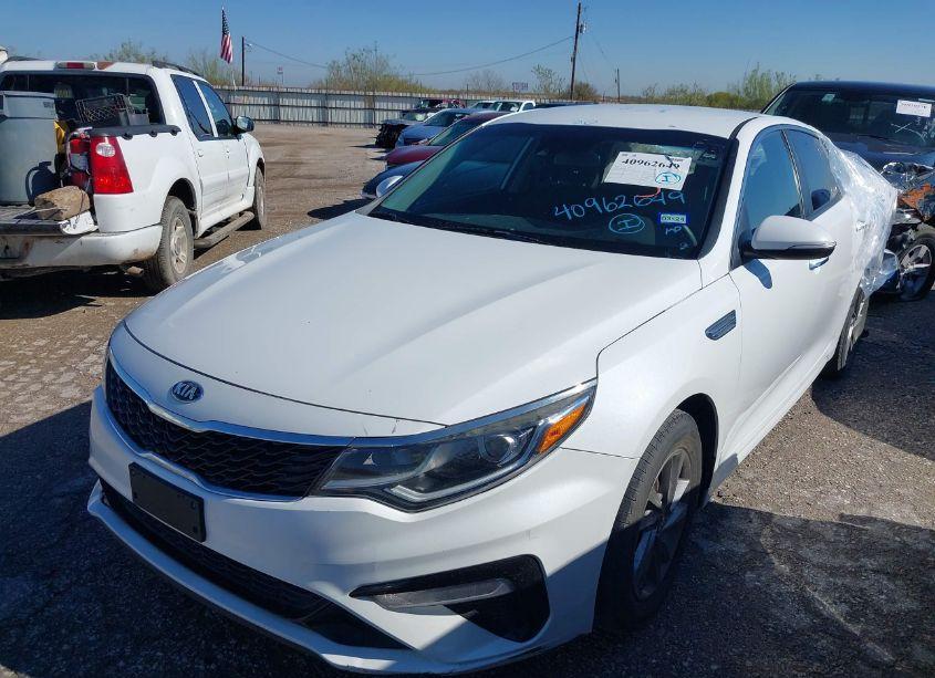 Photo 2 of 2019 Kia Optima LX (VIN 5XXGT4L37KG348091)