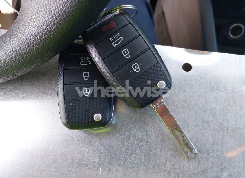 Photo 11 of 2016 Kia Optima LX (VIN 5XXGT4L38GG004941)