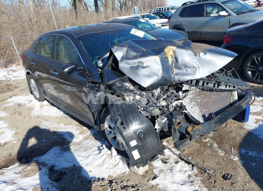 2017 Kia Optima LX (VIN 5XXGT4L38HG131612) main photo