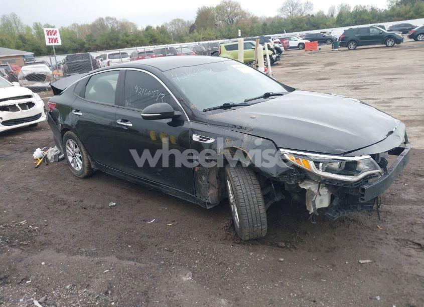 2017 Kia Optima LX (VIN 5XXGT4L38HG135854) main photo
