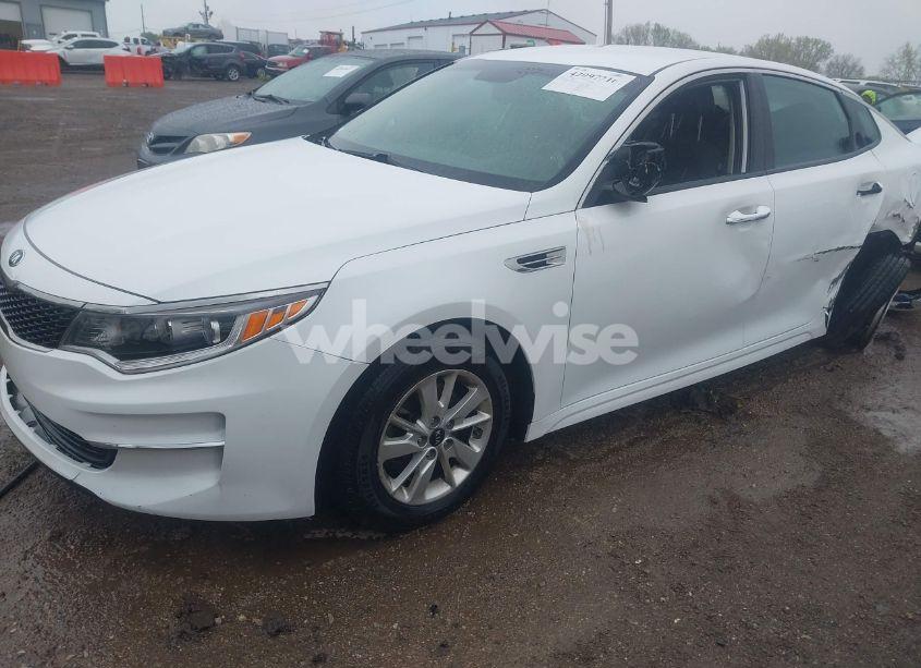 Photo 2 of 2018 Kia Optima LX (VIN 5XXGT4L38JG236267)