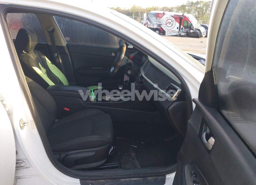 Photo 5 of 2019 Kia Optima LX (VIN 5XXGT4L38KG346740)