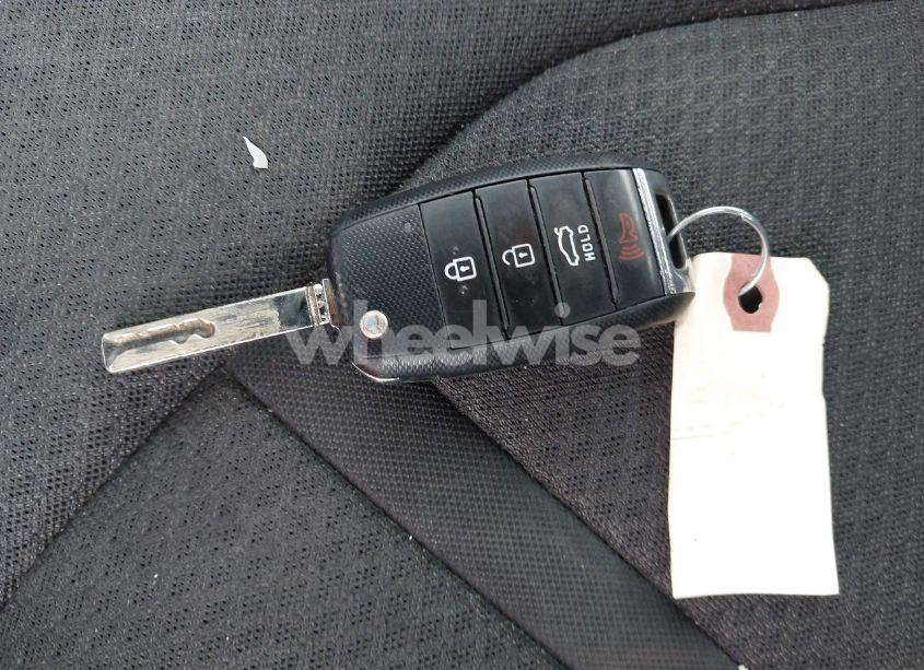 Photo 11 of 2016 Kia Optima LX (VIN 5XXGT4L39GG018055)