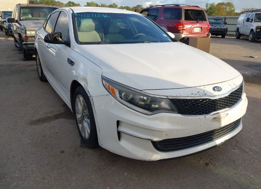 2017 Kia Optima LX (VIN 5XXGT4L39HG134048) main photo