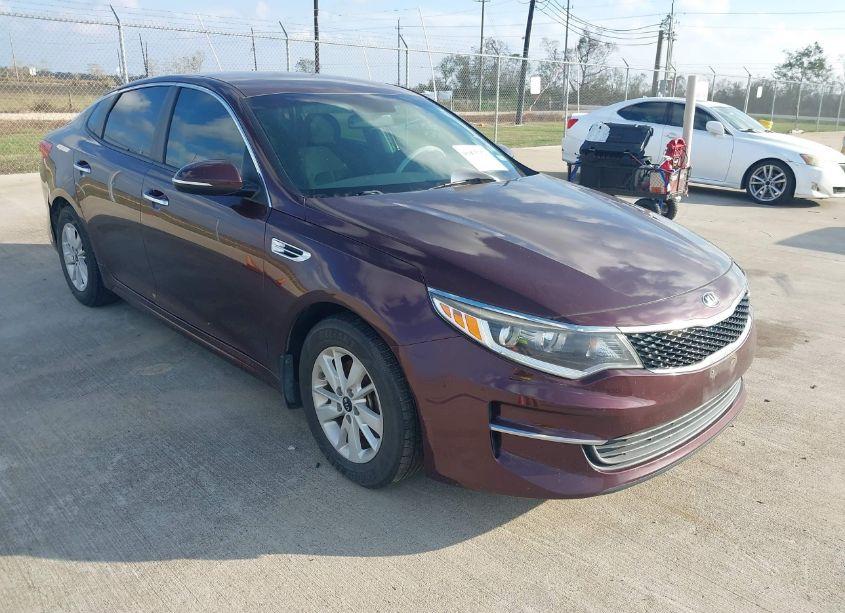 2017 Kia Optima LX (VIN 5XXGT4L39HG134132) main photo