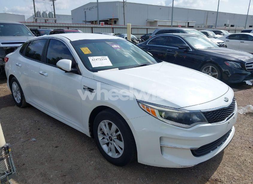 2017 Kia Optima LX (VIN 5XXGT4L39HG161072) main photo