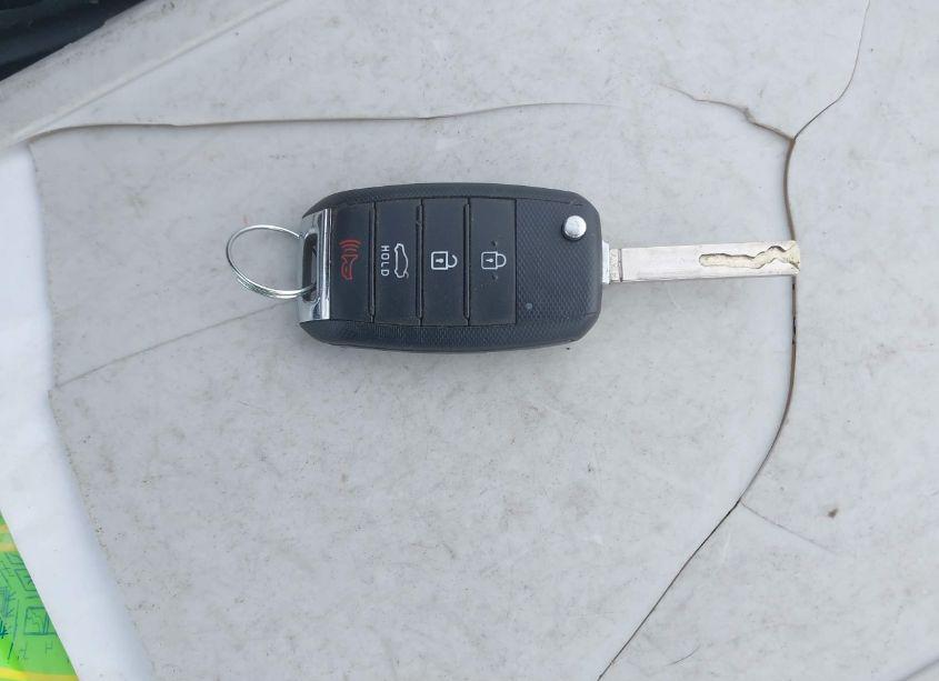 Photo 11 of 2016 Kia Optima LX (VIN 5XXGT4L3XGG002561)