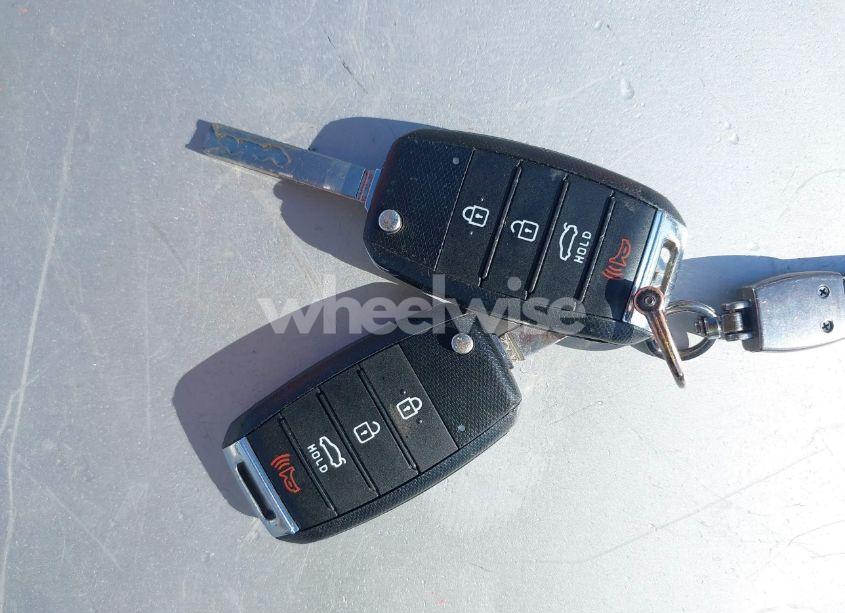 Photo 11 of 2016 Kia Optima LX (VIN 5XXGT4L3XGG098143)