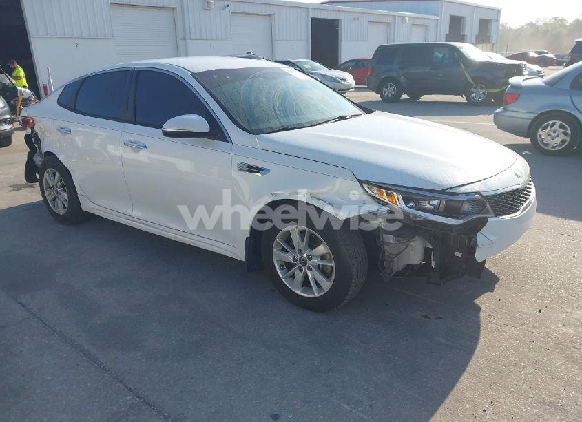 2017 Kia Optima LX (VIN 5XXGT4L3XHG128484) main photo