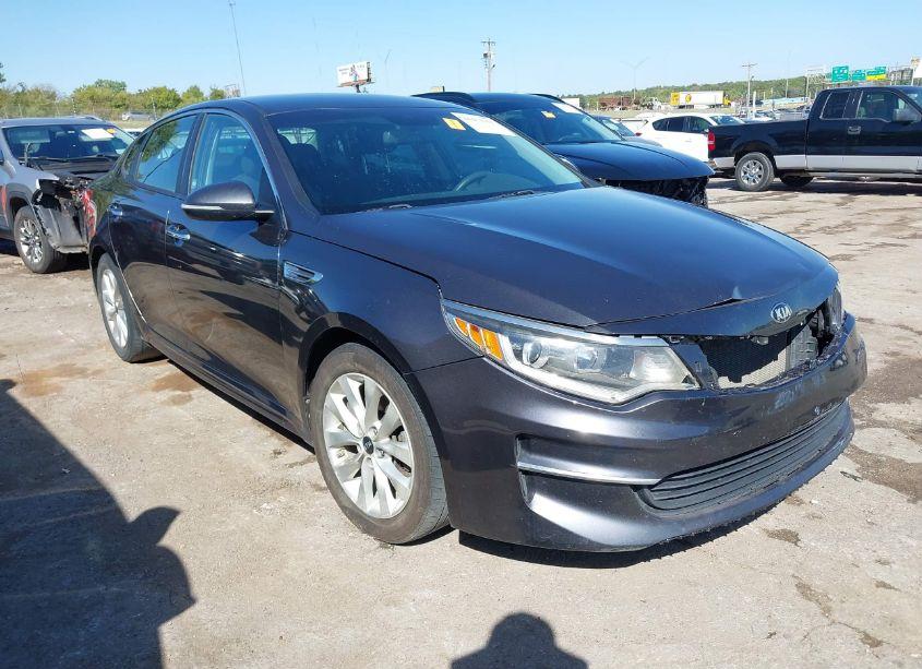 2017 Kia Optima LX (VIN 5XXGT4L3XHG139985) main photo