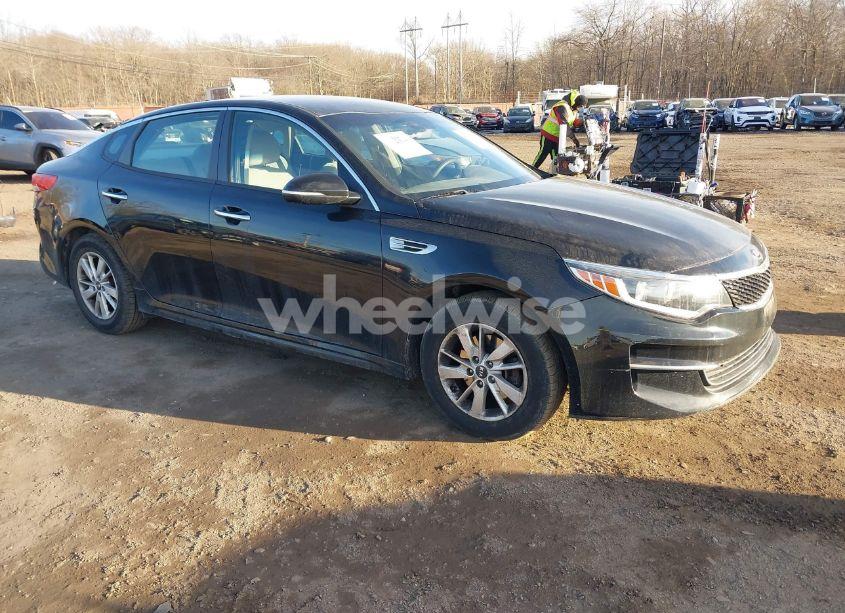 2017 Kia Optima LX (VIN 5XXGT4L3XHG152476) main photo