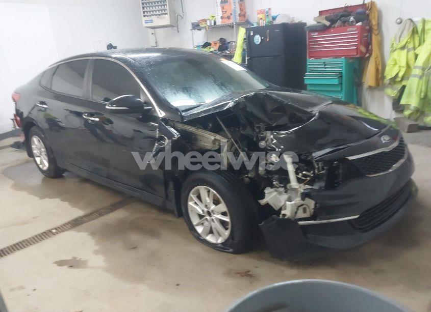 2017 Kia Optima LX (VIN 5XXGT4L3XHG152865) main photo