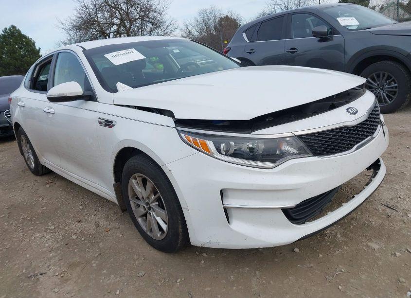 2017 Kia Optima LX (VIN 5XXGT4L3XHG153353) main photo