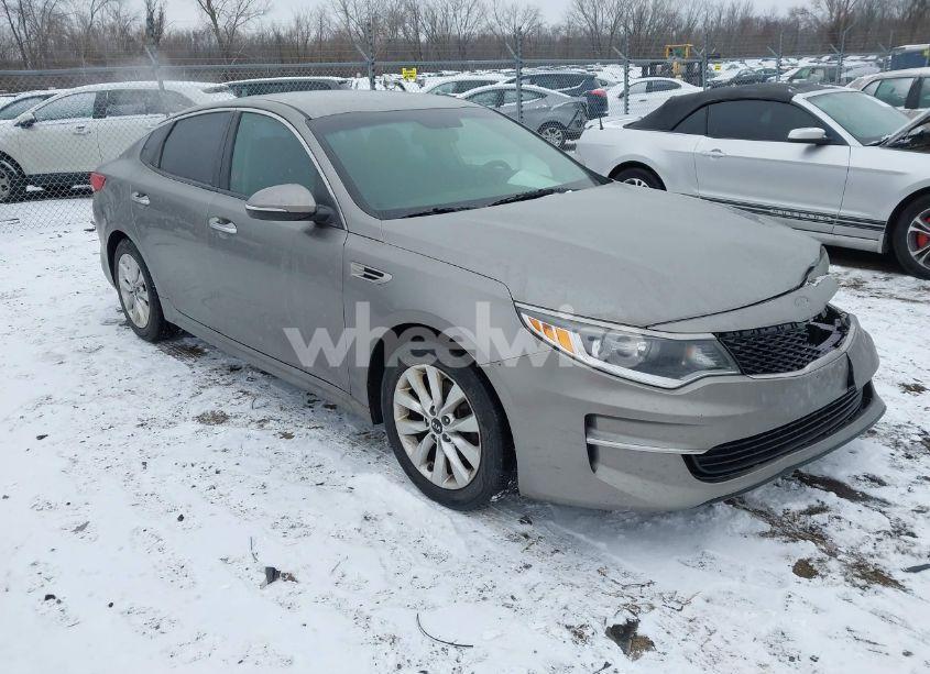 2017 Kia Optima LX (VIN 5XXGT4L3XHG160948) main photo