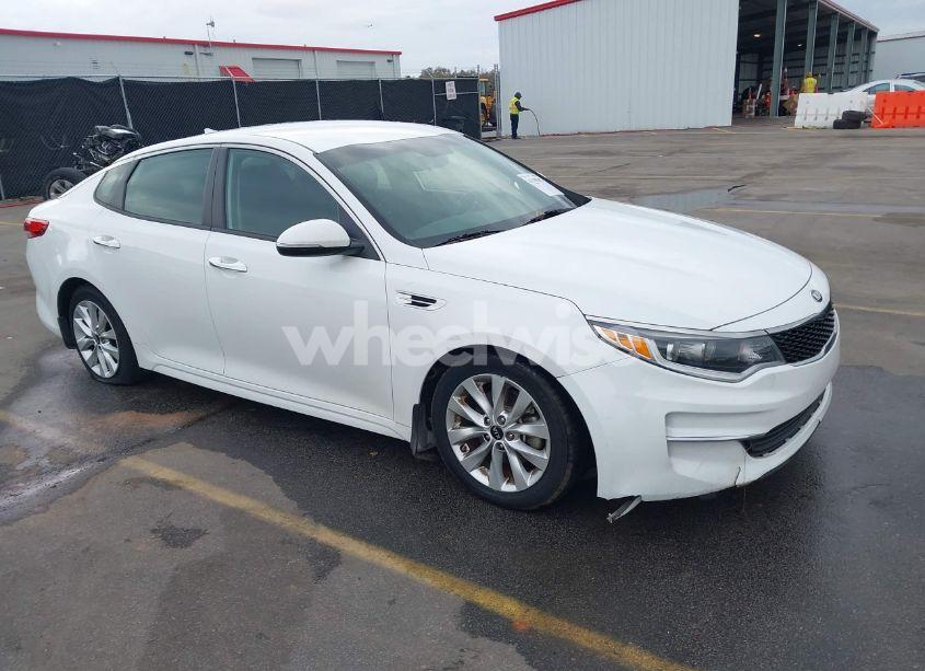 2018 Kia Optima LX (VIN 5XXGT4L3XJG257105) main photo