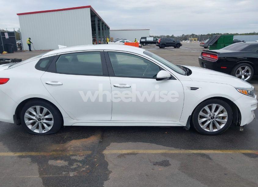 Photo 12 of 2018 Kia Optima LX (VIN 5XXGT4L3XJG257105)