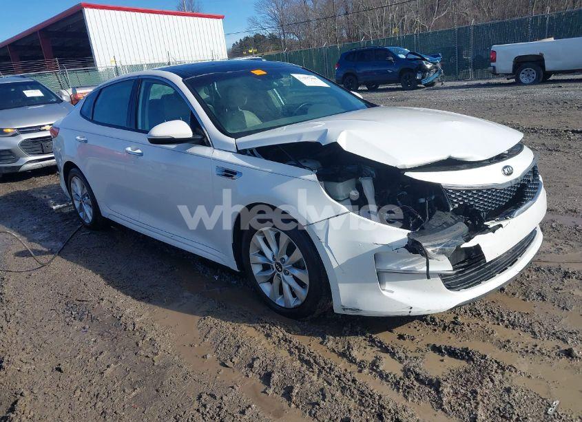 2016 Kia Optima EX (VIN 5XXGU4L32GG080832) main photo