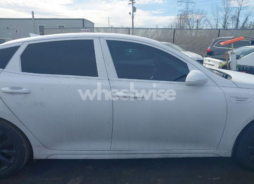 Photo 13 of 2016 Kia Optima EX (VIN 5XXGU4L39GG041624)