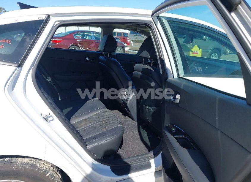 Photo 8 of 2016 Kia Optima EX (VIN 5XXGU4L39GG064837)