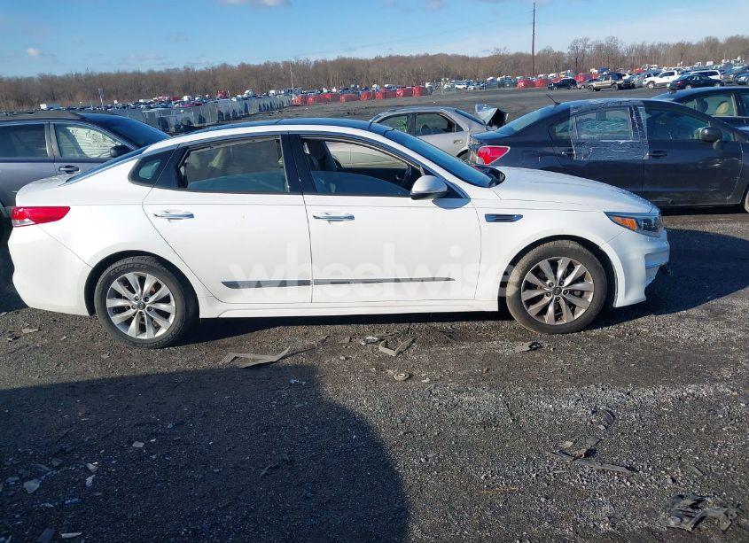Photo 13 of 2016 Kia Optima EX (VIN 5XXGU4L3XGG078374)