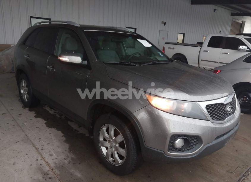 2011 Kia Sorento LX (VIN 5XYKT3A10BG004233) main photo