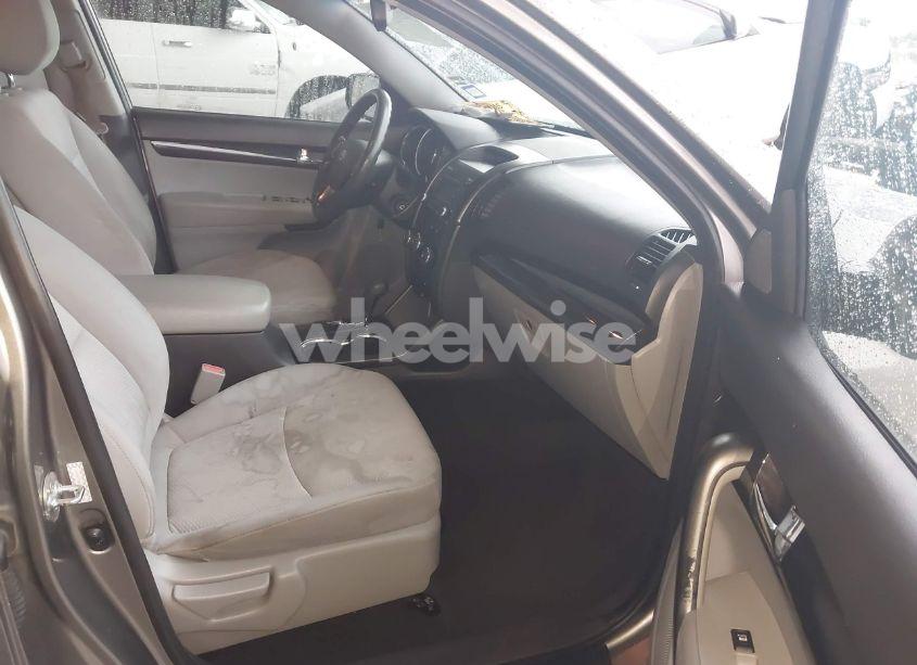 Photo 5 of 2011 Kia Sorento LX (VIN 5XYKT3A10BG004233)