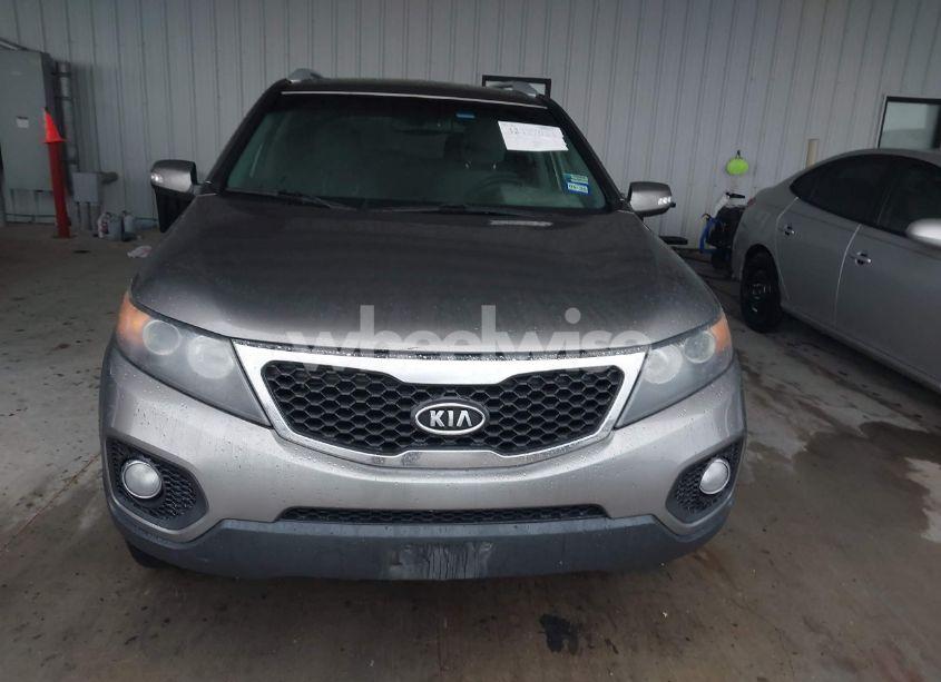 Photo 6 of 2011 Kia Sorento LX (VIN 5XYKT3A10BG004233)