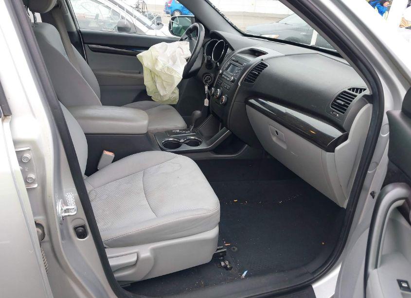 Photo 5 of 2011 Kia Sorento LX (VIN 5XYKT3A10BG034316)