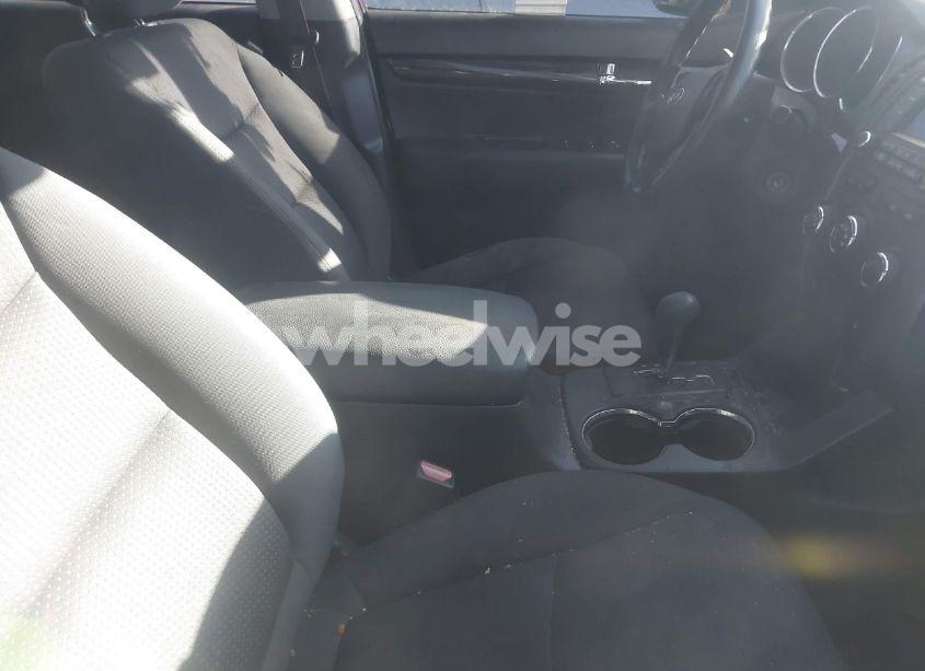 Photo 5 of 2011 Kia Sorento LX (VIN 5XYKT3A10BG091888)